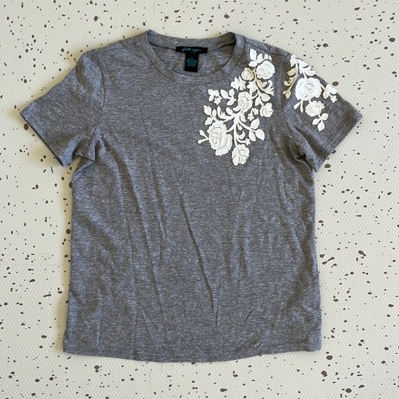 💘 FAITH OF ZOE - MACAIRE FLORAL APPLIQUE GRAY KNIT TEE - Picture 3 of 4